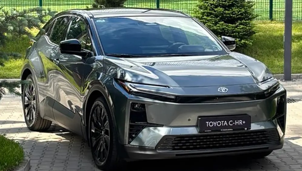 Новинки: В Україні стартувавпродаж електричної Toyota C-HR+: яка ціна