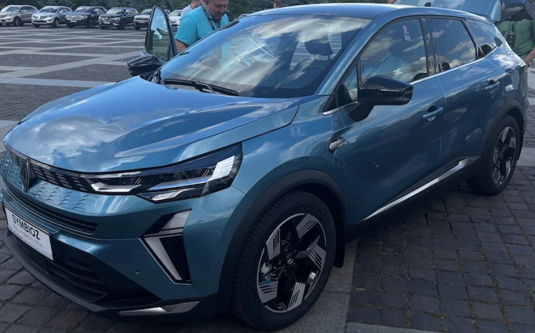 Новинки: Renault виводить на український ринок кросовери Symbioz та Boreal